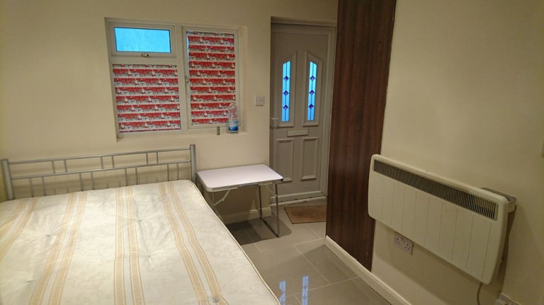 BEAUTIFUL GARDEN STUDIO  FLAT FOR SINGLE PROFESSIONAL IN HOUNSLOW CENTRAL