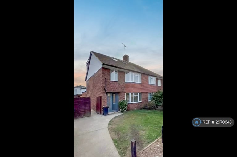 Studio flat in Meadow Way, Addlestone, KT15 (#2670643)