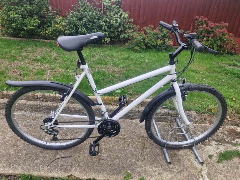GIRLS LADIES WOMES ADULTS WHITE 26 INCH WHELLS 21 INCH FRAME 18 SPEED BIKE BICYCLE