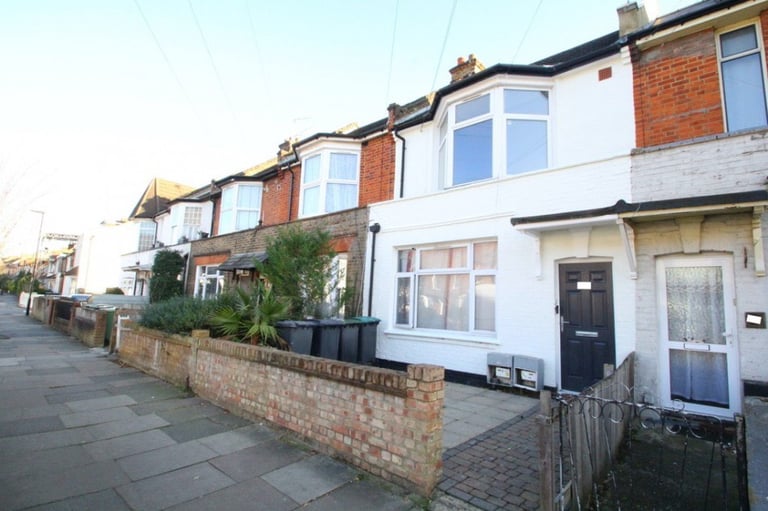 Hane Estate Agents offer a stylish, newly refurbished one-bedroom flat on the first floor. 