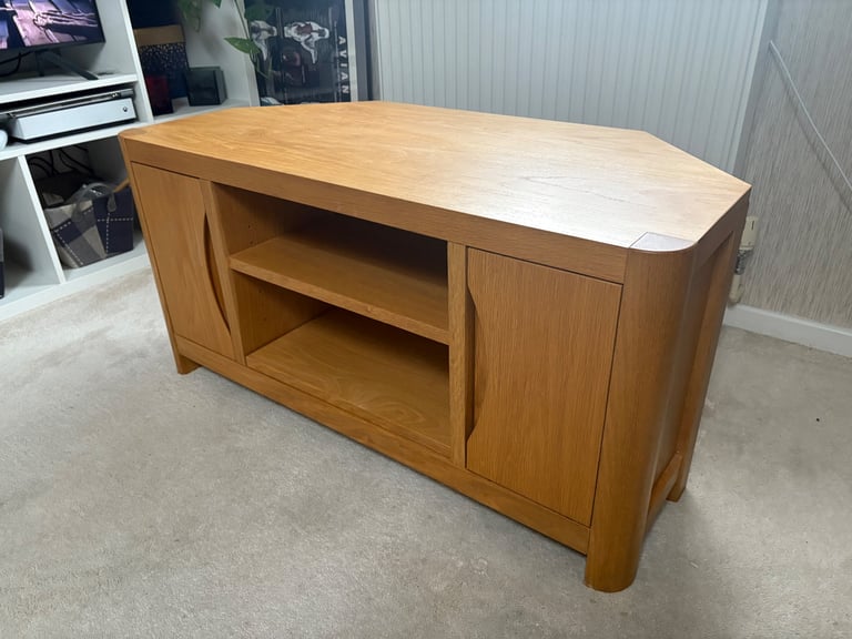 WINSOR Corner TV Stand – Solid Oak