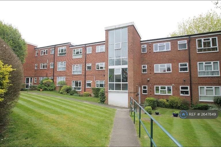 2 bedroom flat in Howton Place, Bushey Heath, Bushey, WD23 (2 bed) (#2647849)
