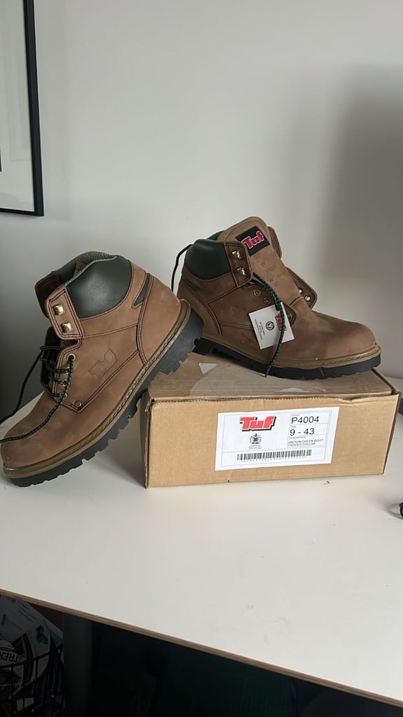image for TUF - P4004 Safety Boots (UK 9)