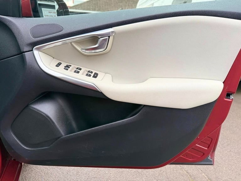 2013 Volvo V40 D3 SE 5dr Geartronic HATCHBACK Diesel Automatic