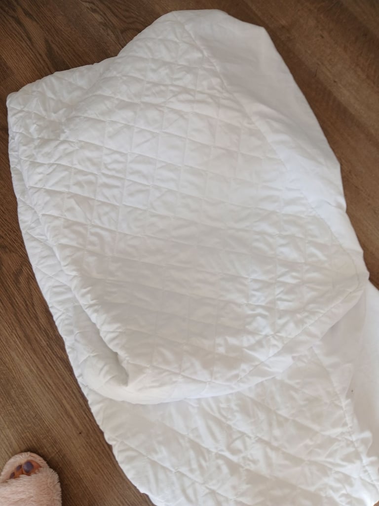 Mattress protector  singke like new