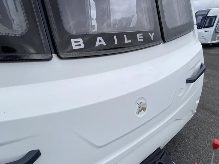 2018 BAILEY UNICORN VALENCIA 4 BERTH TOURING CARAVAN