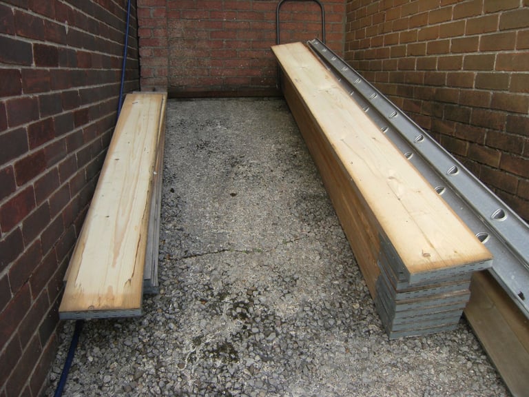 Assorted scaffolding, boards & fittings