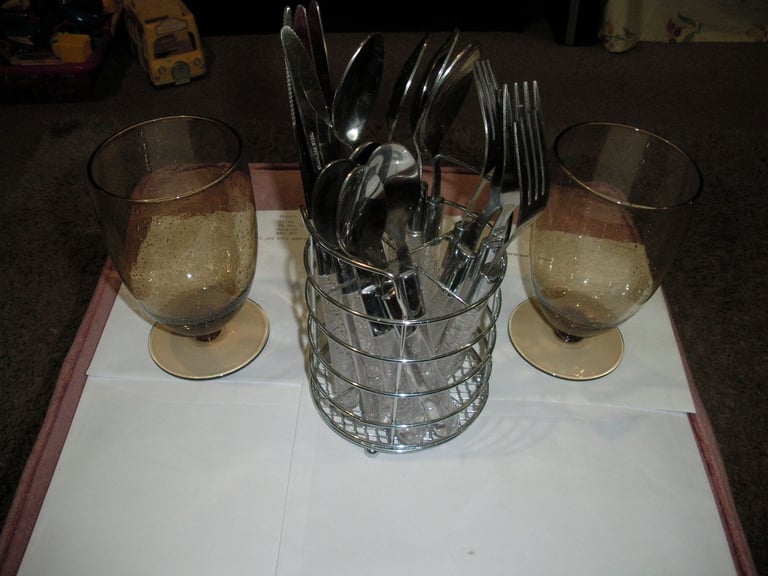 image for Cutlery for 4 persons and 2 glasses