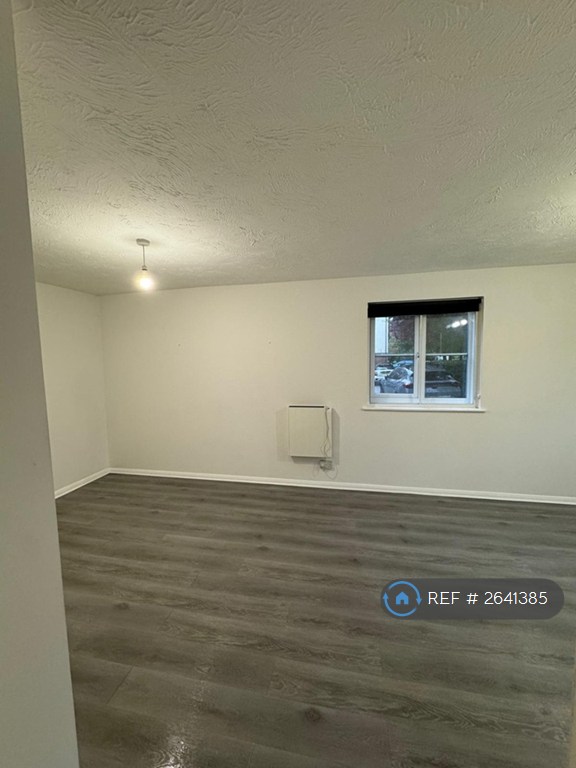 2 bedroom flat in Wordsworth Mead, Redhill, RH1 (2 bed) (#2641385)