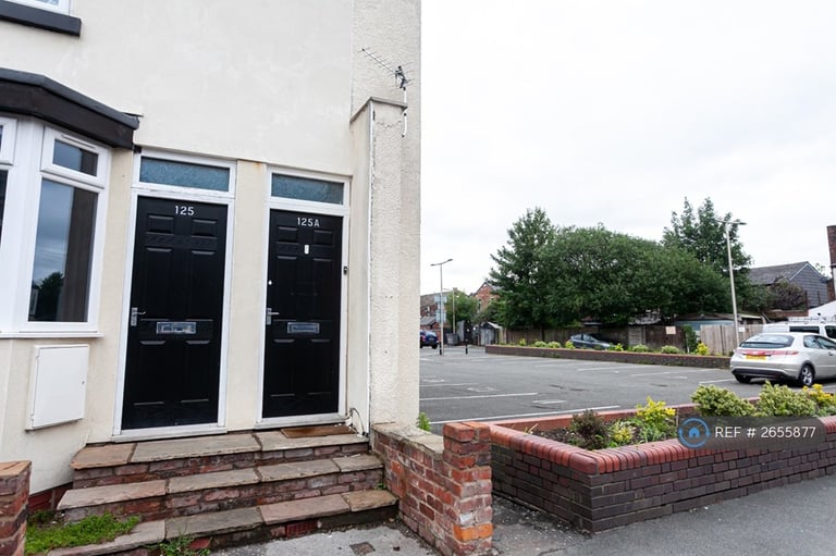 2 bedroom flat in Grenville Street, Stockport, SK3 (2 bed) (#2655877)