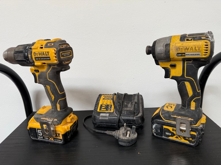 Set of dewalt /combi drill set 2x batteries and charger
