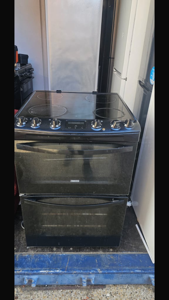 Zynussi black 60cm electric cooker. In excellent working condition. With 3 months warranty. 