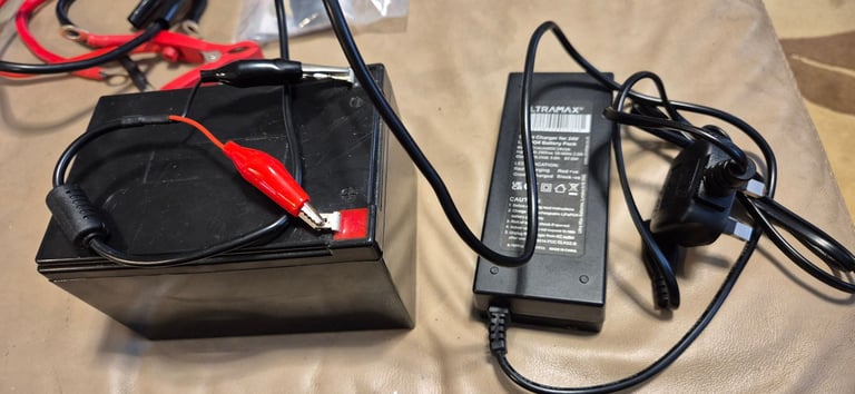 Power inventer 12V and 24V to 230V with portable battery 24V and charger.