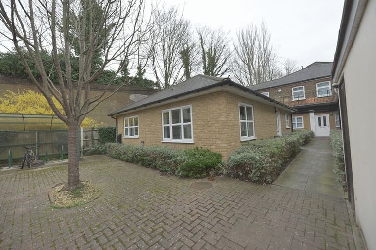 Well-presented 1-bedroom flat, ideally located just 1 minute’s walk opposite South Croydon Station.