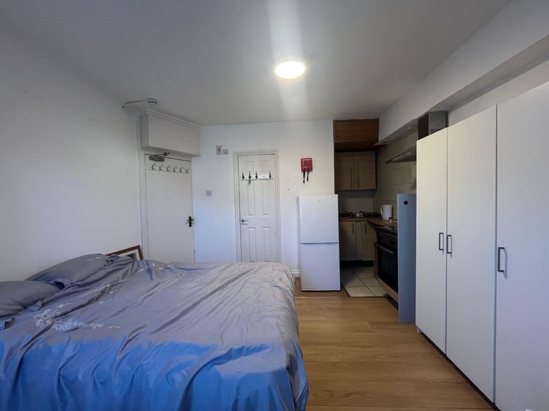 Self Contained studio flat in West Hendon