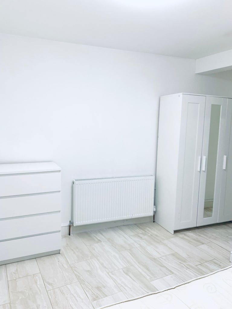 REFURBISHED: COMPLETE INDEPENDENT STUDIO: NEXT TO EASTHAM STATION: ALL BILLS INCLUSIVE 