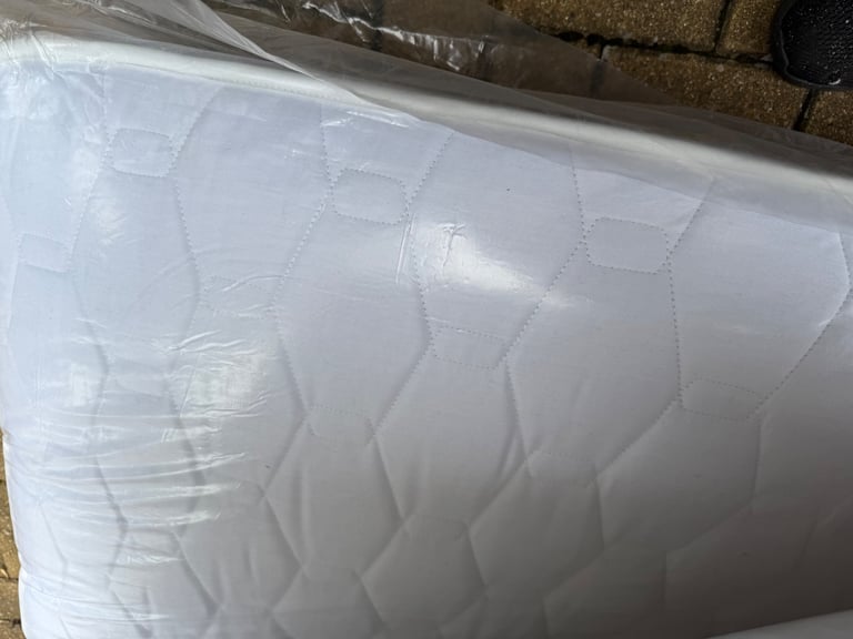 King size mattress Arleigh Duvalay 190Lx152Wx22cmD spring NEW 