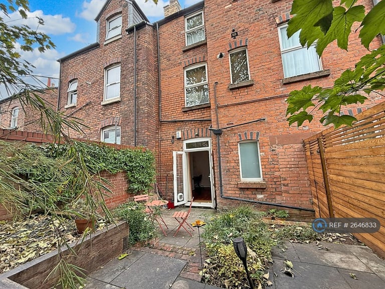 2 bedroom flat in Hartington Road, Toxteth, Liverpool, L8 (2 bed) (#2646833)