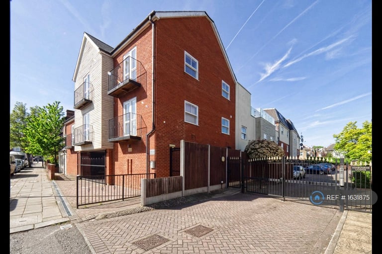 2 bedroom flat in Hazeltree Lodge, London, N13 (2 bed) (#1631875)