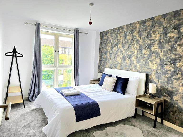 2 bed flat near Bow station 