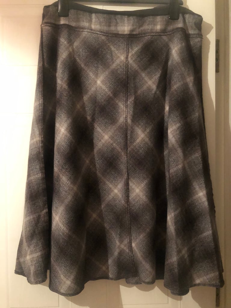 M &S Skirt size18