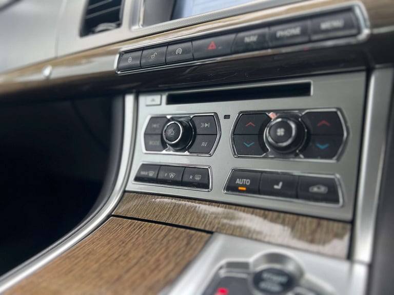 2013 Jaguar XF 2.2 XF Premium Luxury D Auto 4dr Saloon Diesel Automatic