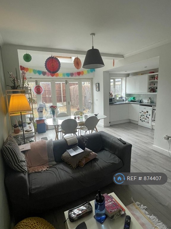 image for 3 bedroom flat in Garratt Lane, London, SW17 (3 bed) (#874407)