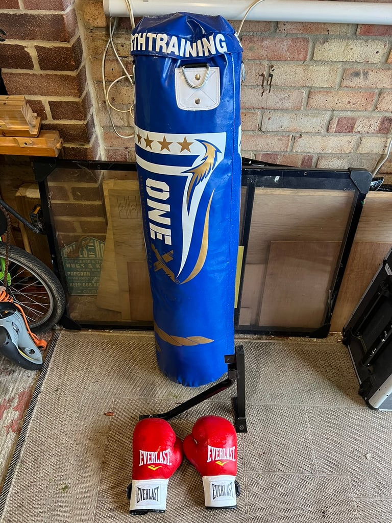 4ft punch bag, bracket and gloves | in Hook, Hampshire | Gumtree