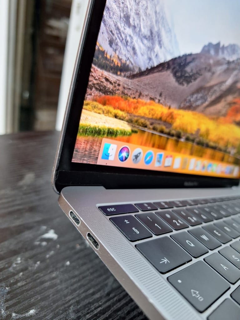 MacBook Pro (13Inch, 2017,I5 Intel core Processor, Two thunderbolts , 3 Ports) Read Desc