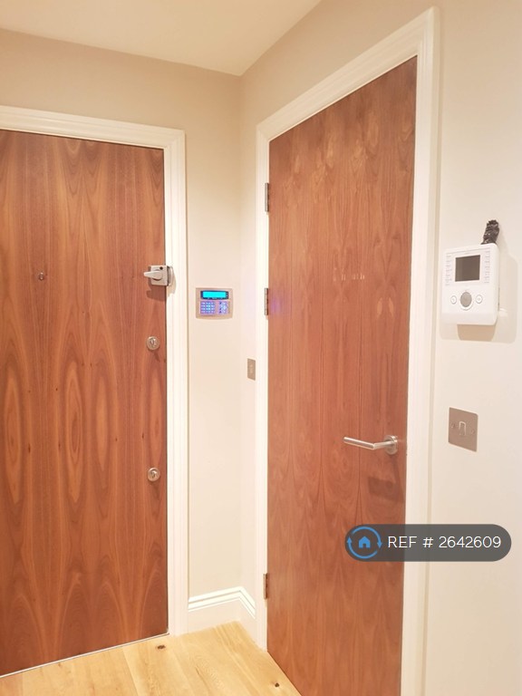 Studio flat in Ferdinand Street, London, NW1 (#2642609)