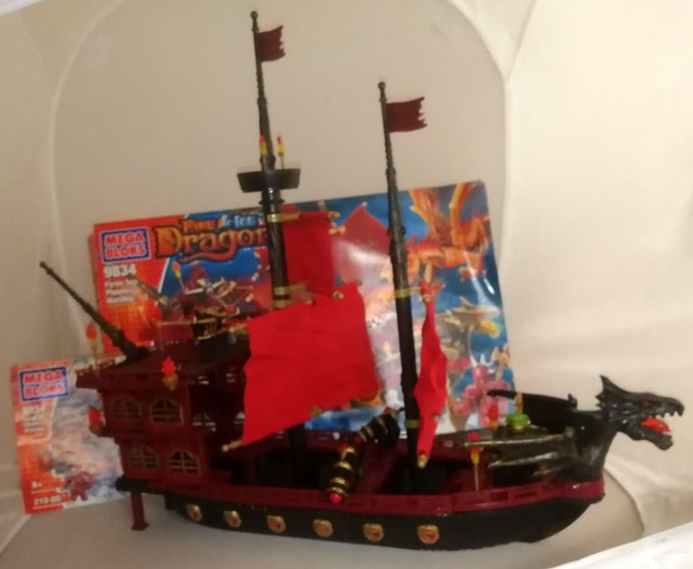 Mega Bloks Fire & Ice Dragons 9834 Fyren Sea Phoenix Warship Please Read