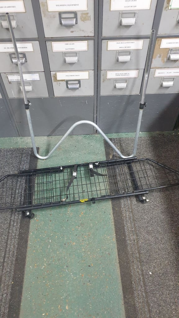 Universal dog guard for cars