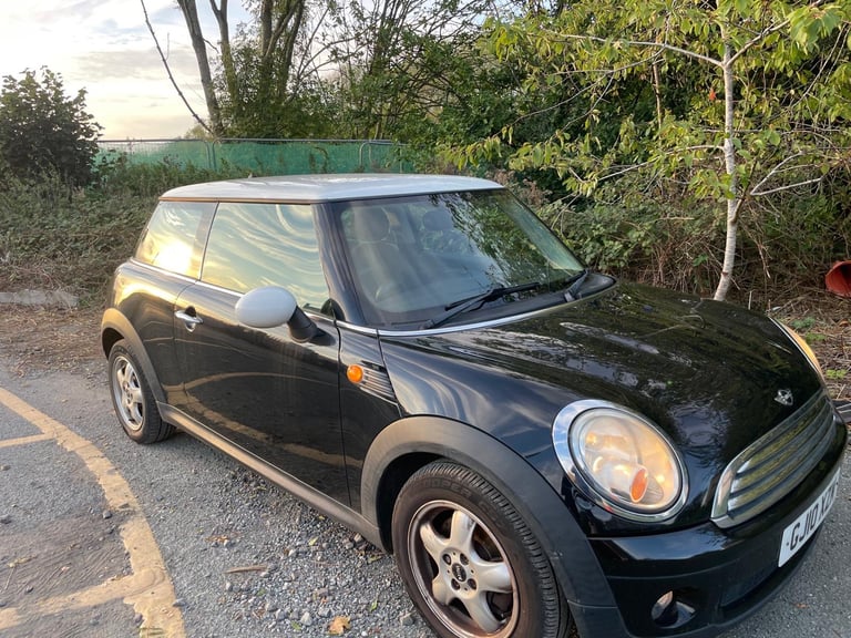 MINI COOPER 1.6 PETROL 10 REG BLACK 3 DOOR MOT FEBRUARY 25TH 2026 TAX £165 LOW INSURANCE 50+MPG