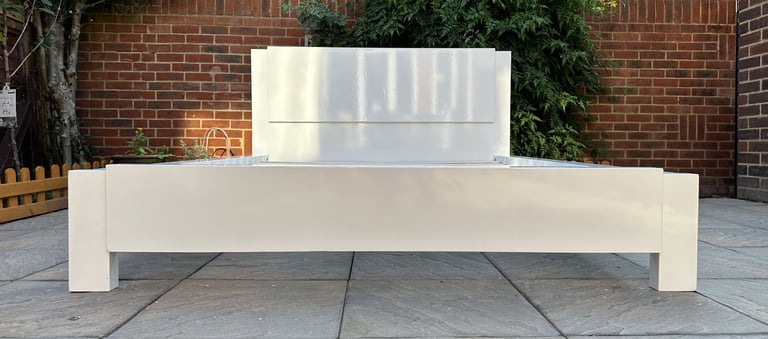 Lovely Julian Bowen Modern High Gloss 4ft6 Double Size Bed Frame – Superb Condition