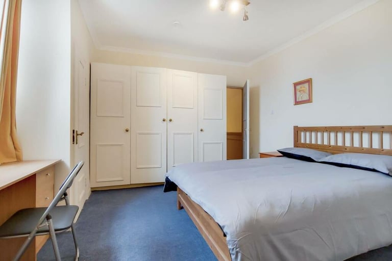 3 bedroom flat in Balham Hill, London, SW12