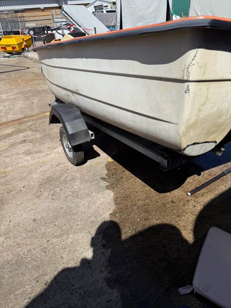 Tabur Yak 111 boat and trailer 
