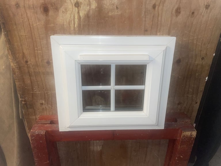 H 36.5 x W 47 cm - BEAUTIFUL SMALL GEORGIAN UPVC DOUBLE GLAZED WINDOW - CLEAR THERMAL (REF: SJ462)