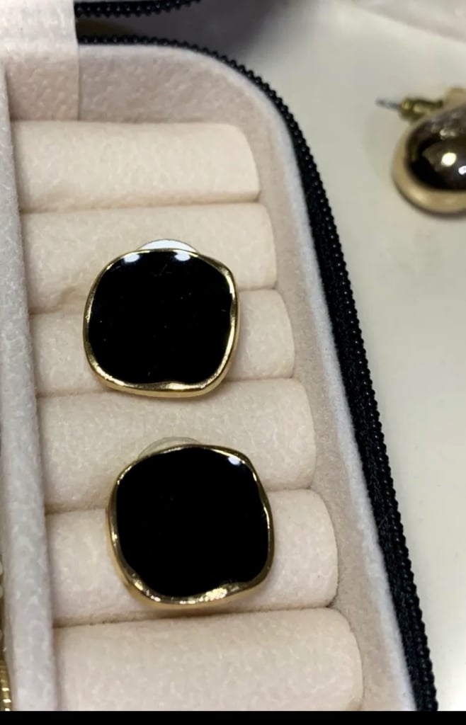 Black square earrings 