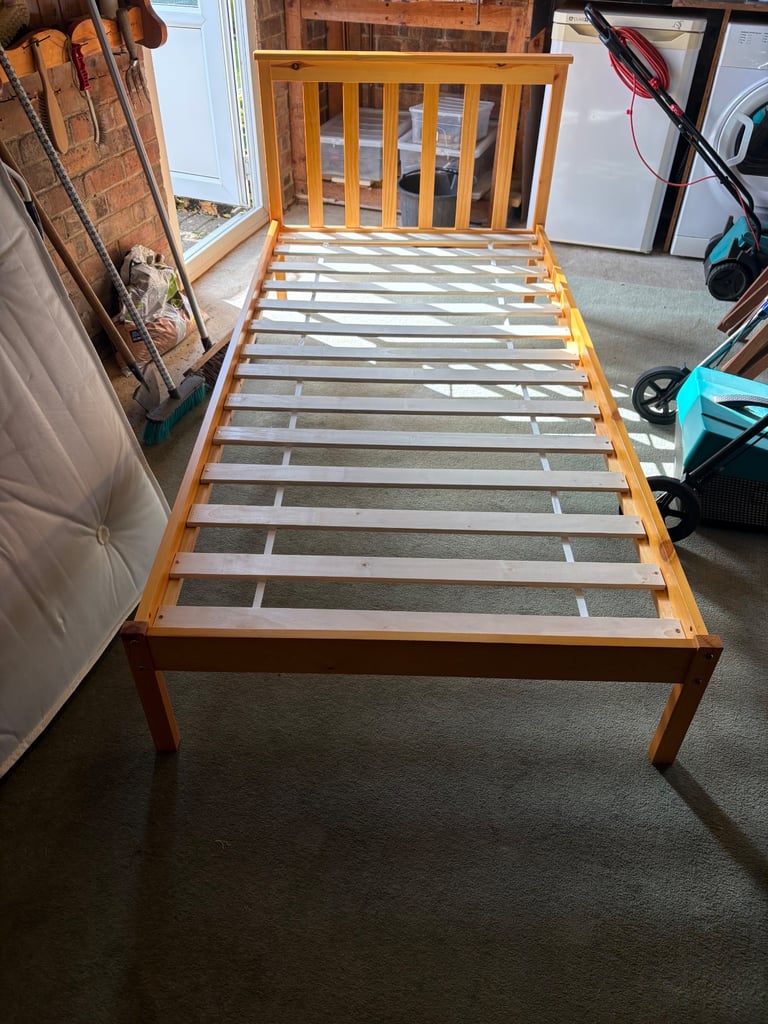 Single bed frame and mattress