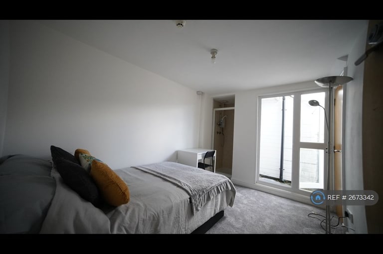 3 bedroom flat in Albany Road, Cardiff, CF24 (3 bed) (#2673342)