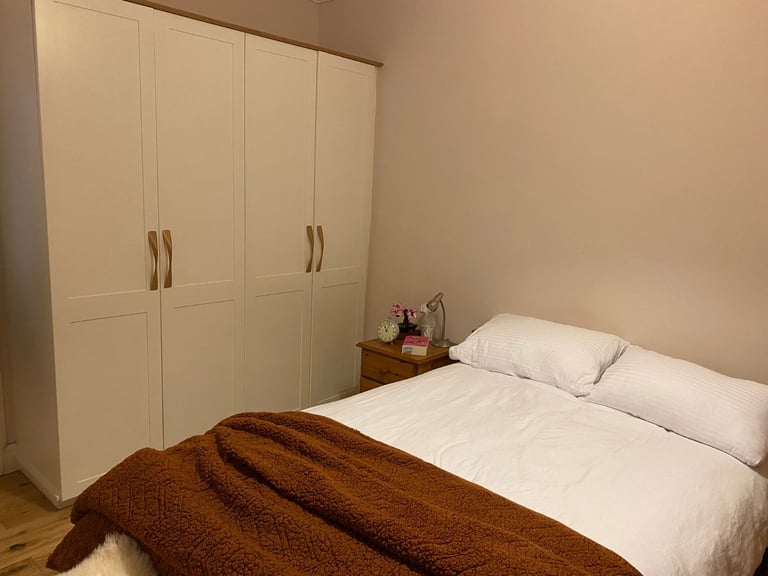 Beautiful, 2 bedroom, tenement flat with garden access – available November