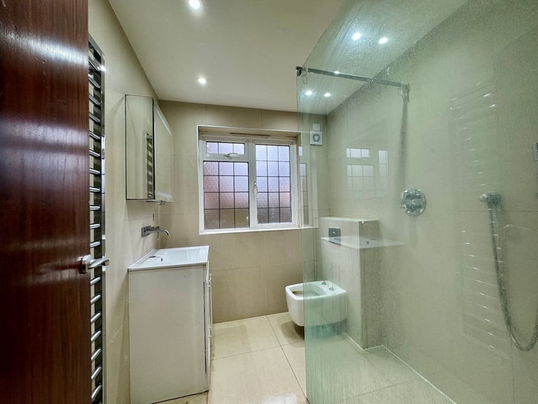Spacious 2 Bedroom Ground floor Flat Rear Garage - Mardon , Westfield Park , Hatch End, HA5 4JQ