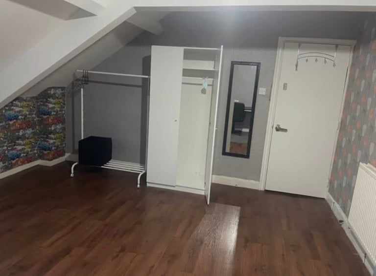 ROOM TO RENT 