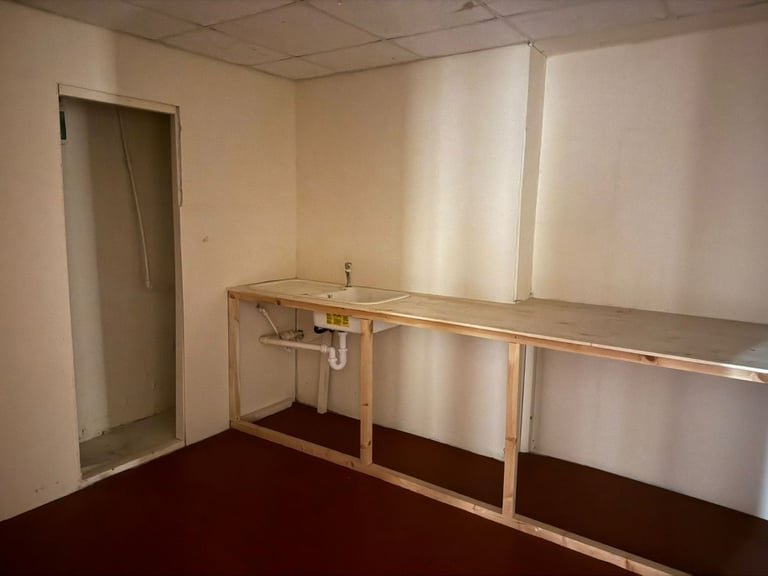 3,184sq. ft. Warehouse/Storage Unit to let in Whittington. Car Parking. Flexible Lease Terms.