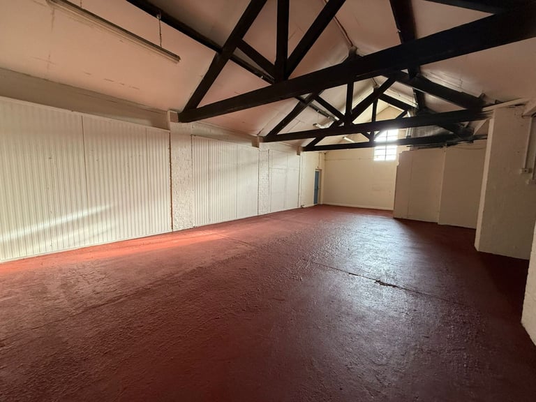 3,184sq. ft. Warehouse/Storage Unit to let in Whittington. Car Parking. Flexible Lease Terms.