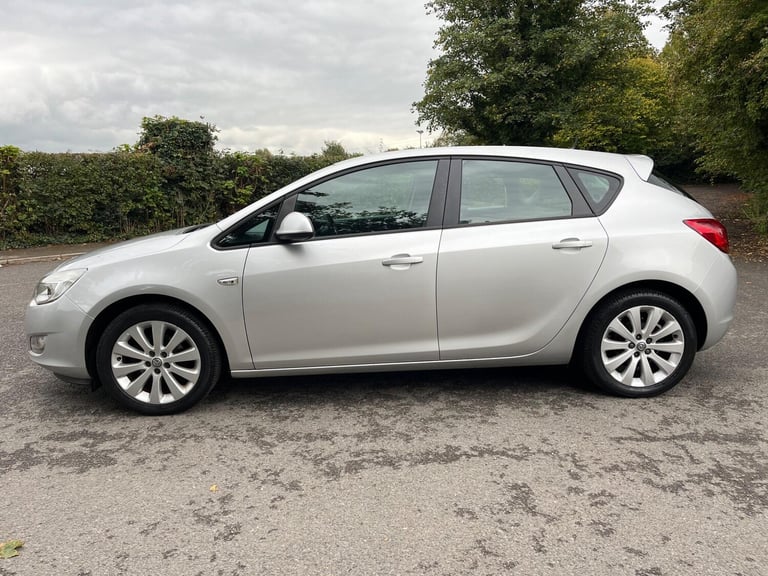 2010 Vauxhall Astra 1.4 16v Exclusiv Euro 5 5dr HATCHBACK Petrol Manual