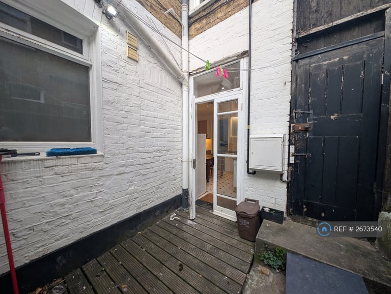 1 bedroom flat in Beckwith Road, London, SE24 (1 bed) (#2673540)