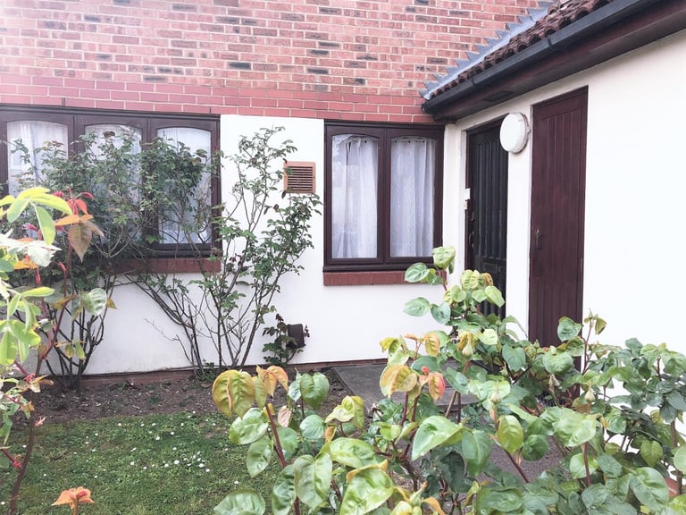 1 bedroom flat in Berry Court, Raglan Close, Hounslow