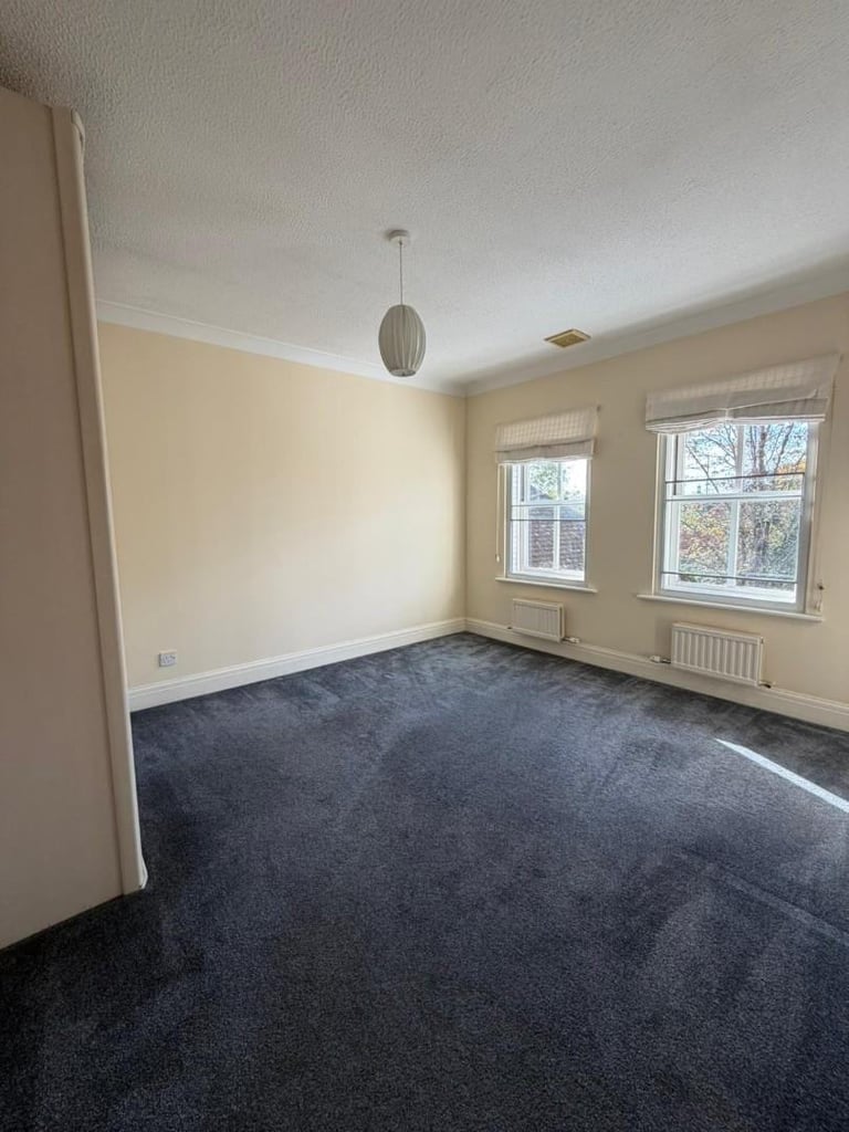 5 BEDROOM DETACHED HOME IN WINDSOR