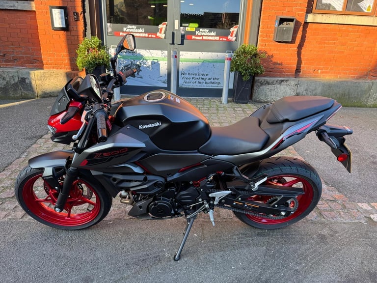 Kawasaki Z500 SE naked motorcycle in Red, A2 licence- only 13 miles 
